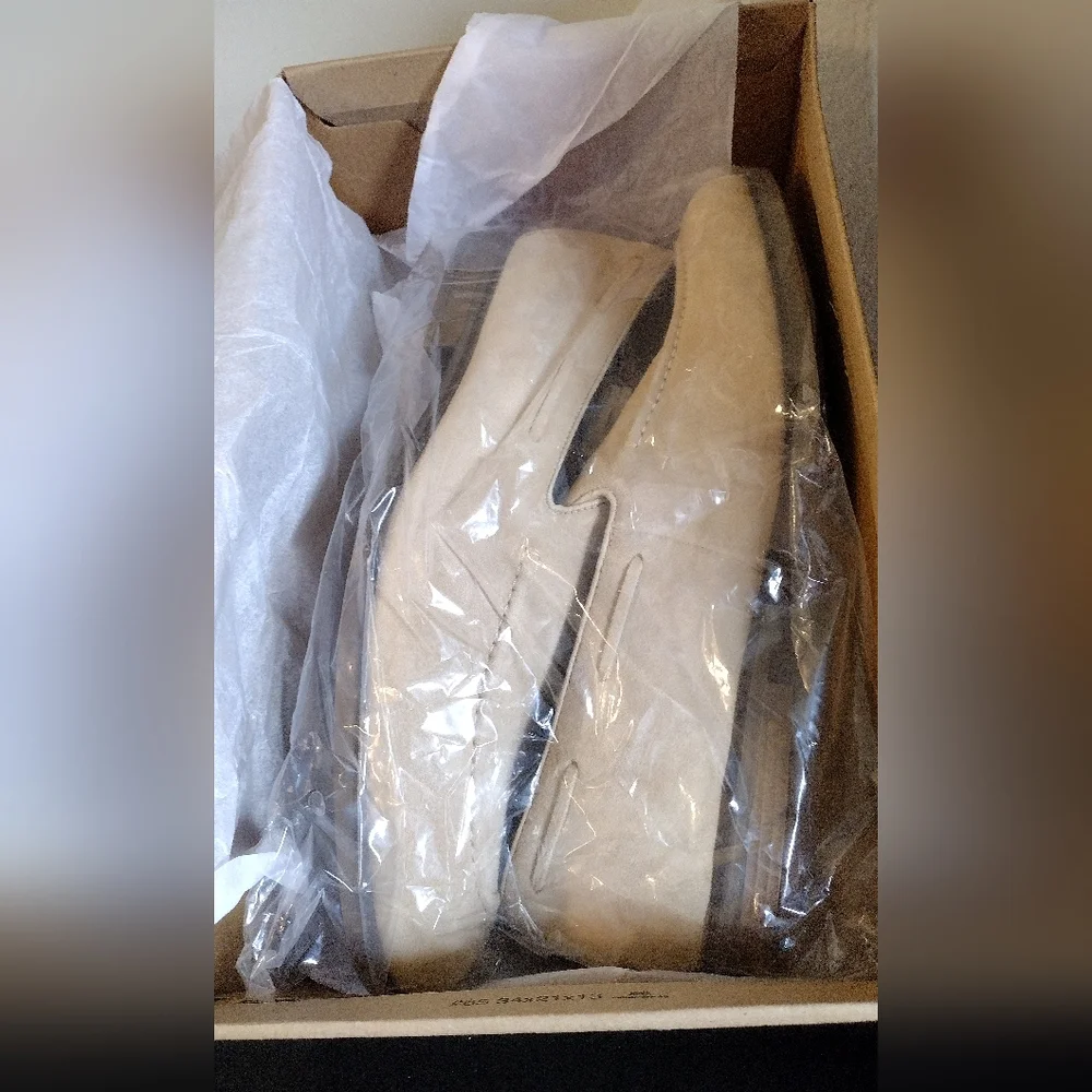 NIB MEN'S CLARKS TAUPE LOAFERS - Picture 3 of 12